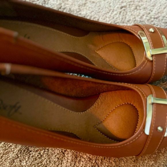 Eurosoft Camel Block Heels, with Gold Buckle, size 8.5 - Picture 3 of 5